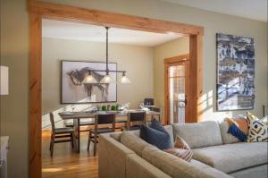 een woonkamer met een bank en een eetkamer bij Luxe Winter Park Escape - 5BR with Hot Tub & Game Room in Winter Park