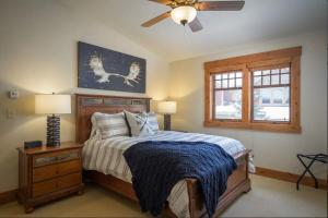 een slaapkamer met een bed en een plafondventilator bij Luxe Winter Park Escape - 5BR with Hot Tub & Game Room in Winter Park