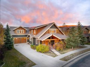 een groot huis met een schilddak bij Luxe Winter Park Escape - 5BR with Hot Tub & Game Room in Winter Park