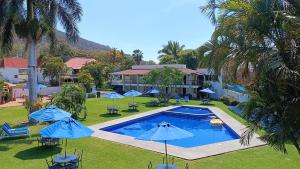 an aerial view of a resort with a pool and umbrellas at Hotel Iguanas in Yautepec de Zaragoza