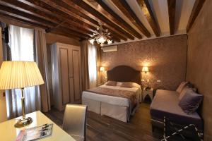 A bed or beds in a room at Hotel Villa Rosa
