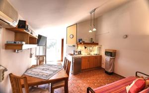Kuchyňa alebo kuchynka v ubytovaní Apartment Rosa