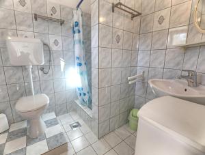 Kúpeľňa v ubytovaní Apartment Rosa + 19 fotografií