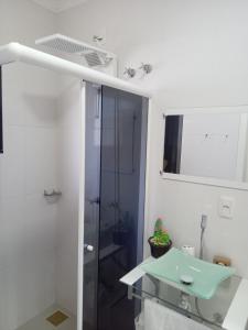 ein Badezimmer mit Waschbecken und Dusche in der Unterkunft Suíte Master in Frederico Westphalen