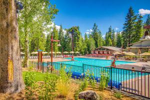 una piscina in un resort con gente che ci gioca dentro di The Cozy Condo a Kingswood Estates