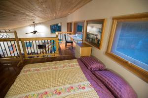 une chambre avec deux lits dans une pièce dans l'établissement Jordan River Coastal Cottage, à Shirley