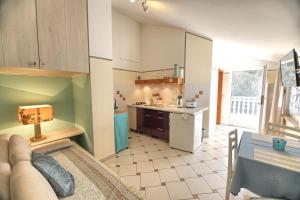 Kuchyňa alebo kuchynka v ubytovaní Apartment Rosa