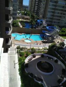 an overhead view of a swimming pool in a city at Bello Dpto central a pasos de la Quinta Vergara, Mall, Plaza de Viña, con estacionamiento, ideal para recorrer la ciudad caminando relajado in Viña del Mar
