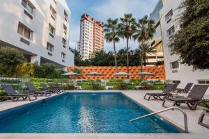 Bazén v ubytování Comfort Inn Monterrey Valle nebo v jeho okolí