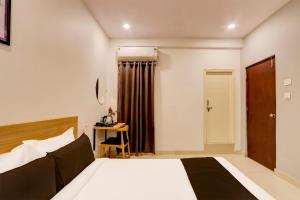 Ένα ή περισσότερα κρεβάτια σε δωμάτιο στο Collection O De Alphabet Hotel ECIL