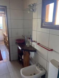 un baño con lavabo e inodoro en Las Morillas, en El Bolsón