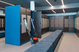 spogliatoio con sci appoggiati a un muro di Manu Apartments a Livigno