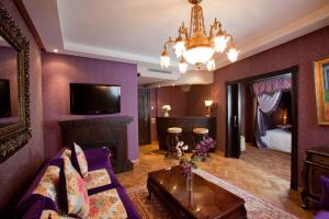 d'un salon avec des murs violets et un lustre. dans l'établissement Art Palace Suites & Spa, à Casablanca
