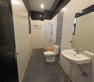 a bathroom with a toilet and a sink at GLOBAL Luxury Stay in Gurgaon +12 photos