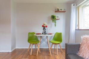 Posezení v ubytování Sleek Stay with Parking - Great for NEC & HS2 Travelers