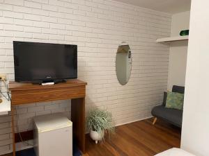TV a/nebo společenská místnost v ubytování Kyogle Motel