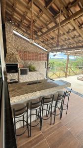 a kitchen with a table and chairs and a counter at Ranchinho Serra do Cipó in Jaboticatubas