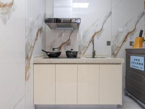 Una cocina o cocineta en Annie Apartment - only 120 metres from Metro Line 2 Exit B of Chuanxingulou