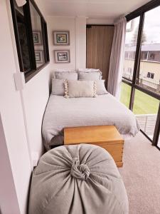 Charm on Commons, Mauao客房内的一张或多张床位
