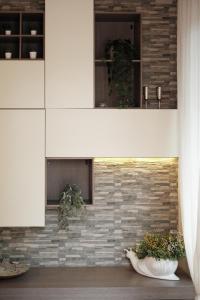 a kitchen with two potted plants and a mirror at Casa Carlo in Chieti