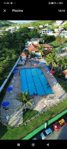 an overhead view of a large swimming pool at AP 3 quartos à 10 min de Cabo Frio, Praia do Forte in São Pedro da Aldeia
