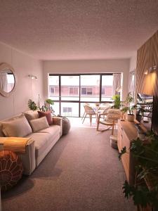 芒格努伊山Charm on Commons, Mauao的配有沙发和桌子的大客厅