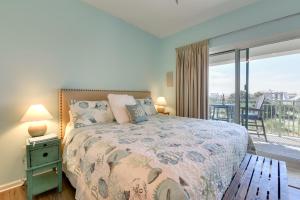 Giường trong phòng chung tại Walkable Condo with View Btwn Rosemary and Alys Beach! +22 ảnh