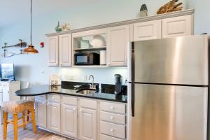 Nhà bếp/bếp nhỏ tại Walkable Condo with View Btwn Rosemary and Alys Beach!