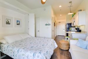 Giường trong phòng chung tại Walkable Condo with Pool Btwn Rosemary and Alys Beach! +22 ảnh