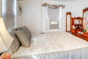 a bedroom with a large bed and a window at 1 Mi to Old Town Historic Area Gem in Alexandria in Alexandria