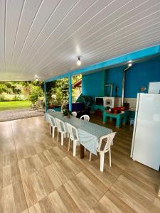 una mesa y sillas en una sala de estar con paredes azules en Casa inteira em Pontal do Sul, en Pontal do Paraná