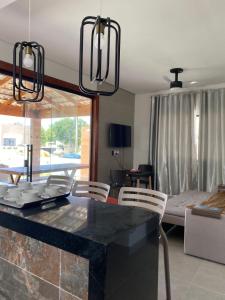 TV a/nebo společenská místnost v ubytování Casa de Praia em Guaratiba