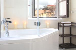 Koupelna v ubytování Atrium Apartments + 37 fotografií
