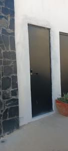 ein Fenster in einem Gebäude mit einer Steinmauer in der Unterkunft Departamento en renta in Yelateni