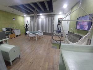 Großes Zimmer mit einem Tisch und Stühlen. in der Unterkunft Departamento en renta in Yelateni + 5 Fotos