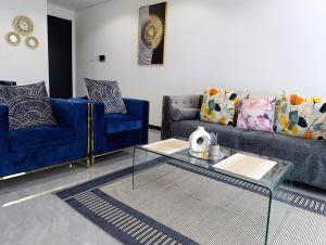 Posezení v ubytování Blue Hue Setlhoa -Gemstone Lifestyle