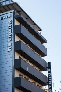 un bâtiment avec un panneau sur son côté dans l'établissement Rotonda Hotel, à Thessalonique