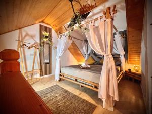 Postel nebo postele na pokoji v ubytování Stay by Home Deluxe Apartment WiFi-PS4-TV-Loft-Bath-Kitchen