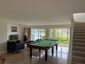 Biliár nebo kulečník v ubytování Newport Island Resort