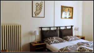 sypialnia z łóżkiem i grzejnikiem w obiekcie B&B Piazza Goldoni w Trieście