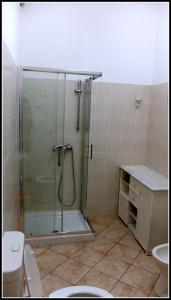 łazienka z prysznicem, toaletą i umywalką w obiekcie B&B Piazza Goldoni w Trieście