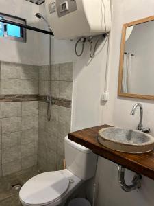 un bagno con un water e un lavandino di CABAÑAS EL ZORZAL Sauce de Portezuelo a Sauce de Portezuelo Altre 41 foto