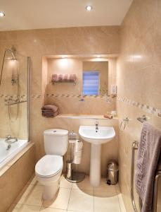 A bathroom at Singleton Lodge Country House Hotel