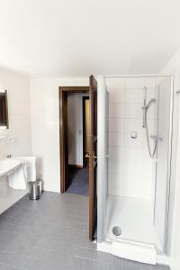 Vannituba majutusasutuses Hotel Alt-Ringlein