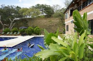 Bazén v ubytování Tres Lagos Hotel nebo v jeho okolí