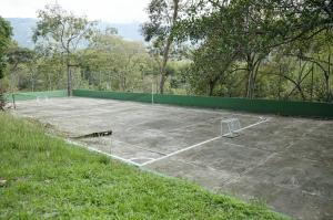 Tenis a/nebo squash v ubytování Tres Lagos Hotel nebo okolí
