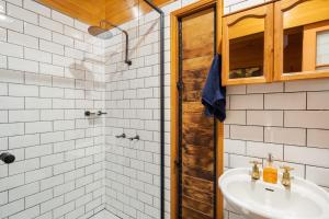 un bagno con lavandino e doccia di Worendo Cottages a Darlington Altre 50 foto