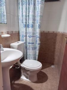 Ένα μπάνιο στο Monoambiente con piscina compartida +2 φωτογραφίες