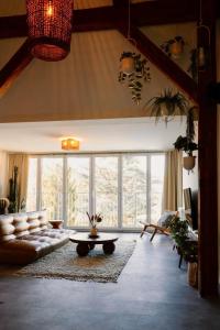 een woonkamer met een bank en een tafel bij Helles Design-Loft im Zentrum mit Schlossbergblick in Graz