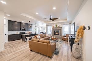 un soggiorno con divano e camino di Private Hot Tub and Deck Teton Valley Getaway ad Ashton